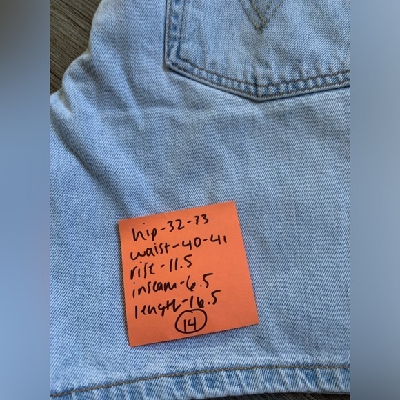 VTG Levi’s Mom Shorts Classic Denim Shorts Light Wash Blue Size 14 Size 32 Boho - Picture 10 of 10
